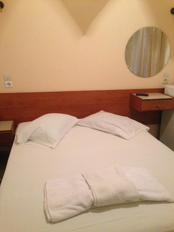 Noufara Hotel Kaména Voúrla Rom bilde