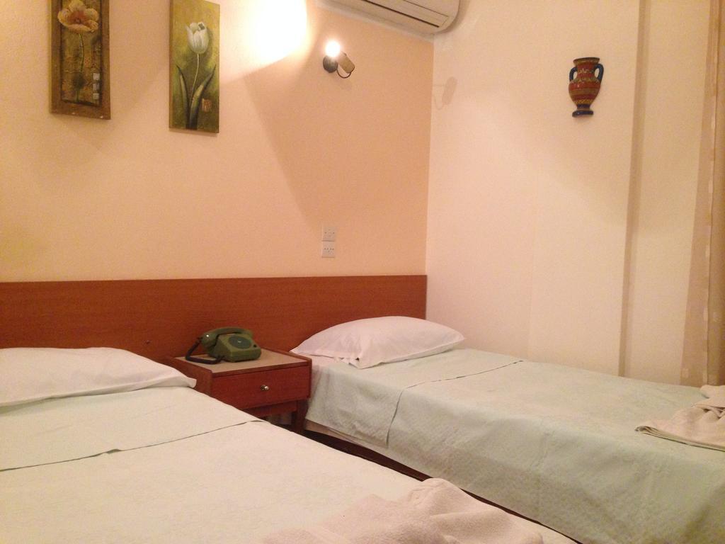 Noufara Hotel Kaména Voúrla Rom bilde
