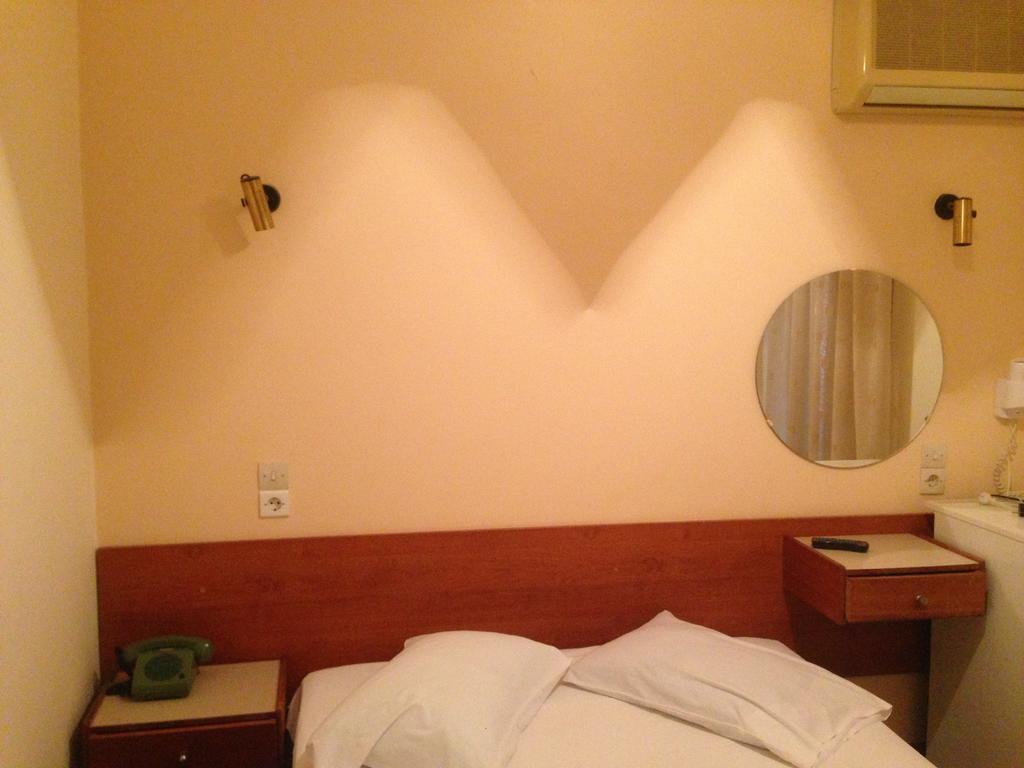 Noufara Hotel Kaména Voúrla Rom bilde
