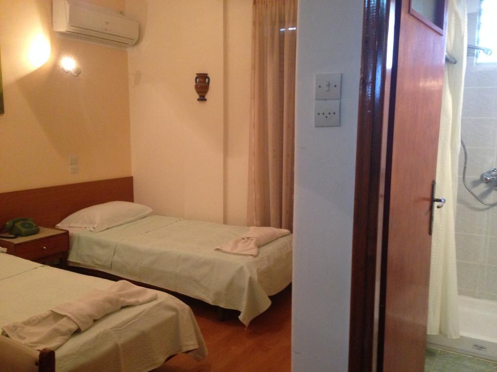 Noufara Hotel Kaména Voúrla Rom bilde