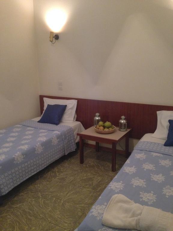 Noufara Hotel Kaména Voúrla Rom bilde